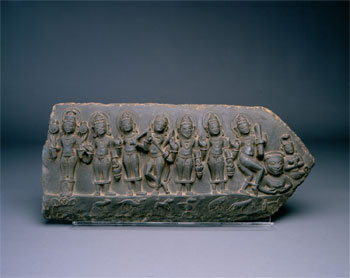 Stele of a lintel relief depicting the Navagrahas and other vahana (Estela de un relieve de dintel que representa a los Navagrahas y otros vahana), 11th-12th century.  Schist.