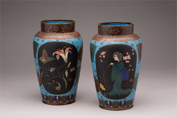 Pair of vases with geishas, irises and butterflies (Uno de un par de jarrones con geishas, lirios y mariposas), 